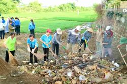 Phường Tây Nha Trang ra quân dọn vệ sinh môi trường khu vực sông Tháo