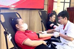 Gần 200 người tham gia hiến máu tình nguyện và được sàng lọc bệnh lý huyết học