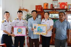 Lữ đoàn 957 thăm, tặng quà các thương binh, gia đình chính sách tại xã Nam Cam Ranh