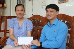 Liên đoàn Lao động tỉnh Khánh Hòa thăm, tặng quà tri ân gia đình các anh hùng, liệt sĩ Gạc Ma
