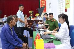 Pa Tần thực hiện thu nhận mẫu sinh phẩm ADN thân nhân liệt sĩ chưa xác định thông tin