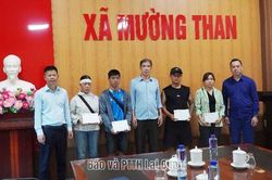 Ủy ban MTTQ Việt Nam tỉnh Lai Ch&acirc;u trao kinh ph&iacute; hỗ trợ cho c&aacute;c gia đ&igrave;nh bị ảnh hưởng bởi thi&ecirc;n tai tại x&atilde; Mường Than