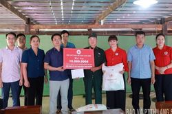 Tặng qu&agrave;, hỗ trợ nạn nh&acirc;n bị ảnh hưởng chất độc da cam
