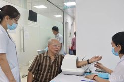 Phường Nam Cường phối hợp khám sức khỏe cho 525 đảng viên được tặng Huy hiệu 30 năm tuổi Đảng trở lên