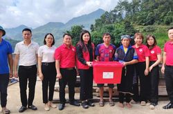 Hội Chữ thập đỏ tỉnh Lào Cai trao hỗ trợ khẩn cấp cho người dân vùng lũ
