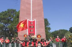 Hát bên tượng đài liệt sĩ
