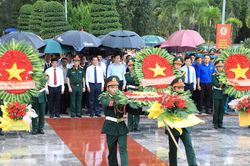 Ph&oacute; Thủ tướng Ch&iacute;nh phủ Phan Văn Giang d&acirc;ng hương tưởng niệm tại Nghĩa trang Liệt sĩ Đắk N&ocirc;ng