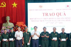 Chủ tịch UBND tỉnh Hồ Văn Mười dự hội nghị tổng kết phong trào cựu chiến binh giúp nhau giảm nghèo, làm kinh tế giỏi