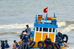 Tàu cá chở khoảng 400 giỏ cá cơm mắc cạn, chìm tại cửa biển La Gi