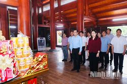Đoàn công tác tỉnh Cà Mau dâng hương; thăm, tặng quà thân nhân liệt sĩ tại Ninh Bình