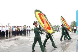 Lãnh đạo tỉnh Phú Thọ dâng hương tại Nghĩa trang Liệt sĩ Chiến dịch Hòa Bình