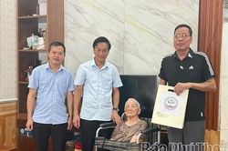 Trung t&acirc;m Y tế khu vực Hạ H&ograve;a tặng qu&agrave; Mẹ Việt Nam anh h&ugrave;ng