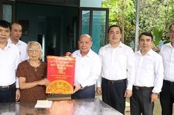 Chủ tịch HĐND tỉnh B&ugrave;i Đức Hinh thăm, tặng qu&agrave; gia đ&igrave;nh người c&oacute; c&ocirc;ng tại phường Kỳ Sơn