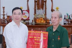 Phó Bí thư Tỉnh ủy Bùi Huy Vĩnh thăm, tặng quà thương binh, thân nhân liệt sĩ