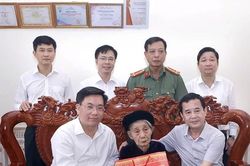Chủ tịch UBND tỉnh Trần Duy Đông thăm, tặng quà gia đình chính sách tại xã Tam Dương