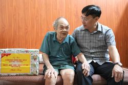 Thăm, tặng quà người có công với cách mạng nhân kỷ niệm 79 năm Ngày Thương binh-Liệt sĩ