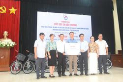 Hội Nhà báo Việt Nam tặng xe đạp, phòng máy tính cho học sinh và các trường học