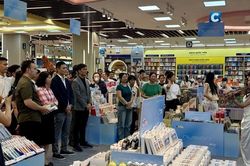 Thị trường sách giáo khoa, học cụ sôi động trước năm học mới