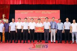 Trao quà gia đình chính sách và hỗ trợ khắc phục hậu quả mưa lũ tại xã Ngọc Chiến