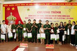 Khám bệnh, phát thuốc miễn phí cho đối tượng chính sách tại xã Vô Tranh