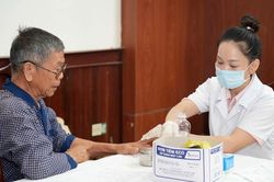 Khám, cấp phát thuốc miễn phí cho 200 người có công ở Hương Trà