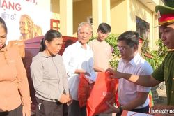 Trao 180 phần quà tri ân người có công