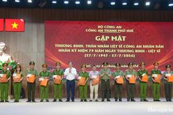 Gặp mặt, tặng qu&agrave; thương binh v&agrave; th&acirc;n nh&acirc;n liệt sĩ trong lực lượng C&ocirc;ng an nh&acirc;n d&acirc;n