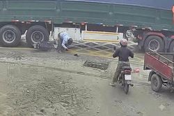 Thót tim khoảnh khắc lái xe máy thoát chết hi hữu khi bị xe tải chèn qua