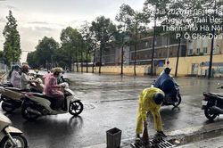 Hà Nội: Mưa lớn rạng sáng 25/7, các điểm ngập cơ bản rút sau 15-30 phút