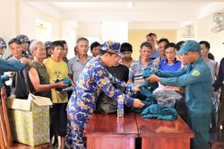 Bộ đội Trường Sa kịp thời cứu chữa 33 ngư dân Quảng Ngãi gặp nạn trên biển