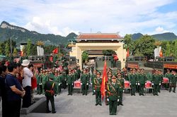 Tuy&ecirc;n Quang tổ chức đưa h&agrave;i cốt liệt sĩ về nghĩa trang Vị Xuy&ecirc;n