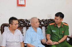 Hà Nội: Công an phường Phú Lương tri ân gia đình liệt sĩ, người có công trên địa bàn