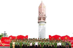 Đo&agrave;n Đại biểu Đảng ủy C&ocirc;ng an Trung ương d&acirc;ng hương tại Khu di t&iacute;ch lịch sử Quốc gia Ban An ninh Khu IX