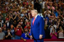 Ông Trump dọa áp thuế mới với EU vì phạt Google 890 triệu Euro
