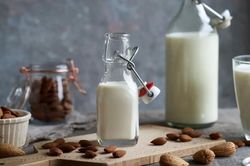Sữa không phải 'thần dược' cho tuổi già, 4 thực phẩm rẻ tiền này mới đáng bổ sung mỗi ngày