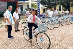 Đắk Lắk: 66 học sinh vượt kh&oacute; được nhận xe đạp v&agrave; học bổng