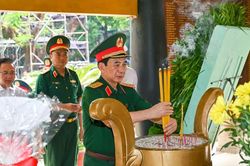 Quân ủy Trung ương dâng hương anh hùng liệt sĩ tại Công viên Lê Thị Riêng