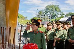 Thứ trưởng Lê Quốc Hùng dâng hương tri ân các Anh hùng liệt sĩ tại Quảng Trị
