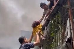 Kịp thời cứu 3 người mắc kẹt trong vụ cháy nhà dân
