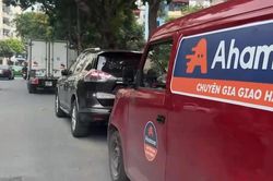 Đỗ xe bất chấp biển cấm tr&ecirc;n phố Kh&uacute;c Thừa Dụ