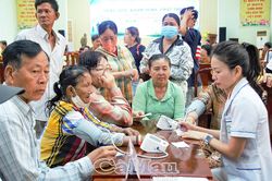 Nhiều hoạt động khám bệnh, tặng quà hướng về người dân vùng biển