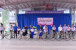 'Kỳ nghỉ hồng' tiếp sức học sinh, sẻ chia với người dân khó khăn ở Thới Bình