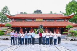 Lãnh đạo tỉnh Cà Mau tri ân anh hùng liệt sĩ, thăm thân nhân liệt sĩ tại tỉnh Ninh Bình