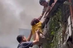 Bức ảnh đẹp nhất lúc này: Giải cứu 3 người mắc kẹt trong căn nhà đang cháy ở Hà Nội
