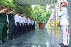 Thủ tướng Lê Minh Hưng tưởng niệm Chủ tịch Hồ Chí Minh, Đại tướng Võ Nguyên Giáp và các Anh hùng liệt sĩ