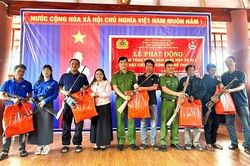 Đồng bào Xơ Đăng mang súng tự chế, hung khí đi đổi lấy quà, nhu yếu phẩm