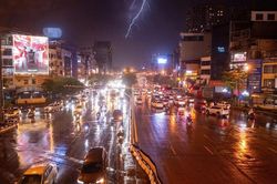 Hà Nội mưa lớn, sấm sét liên tục dội xuống, nguy cơ ngập úng loạt tuyến phố