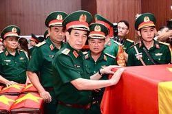 Đại tướng Phan Văn Giang thăm lực lượng tìm hài cốt liệt sĩ tại Công viên Lê Thị Riêng