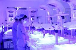 Mức sinh ở Hà Nội giảm: Làm gì để người trẻ không ngại sinh con?