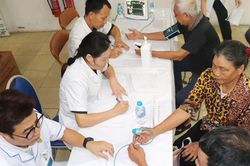 Khám sức khỏe, cấp thuốc miễn phí cho 300 người có công tại phường Kiến Hưng
